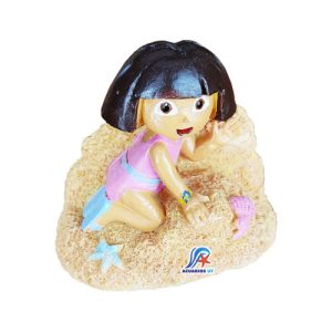 Dora la exploradora en la arena. Decoración para acuario