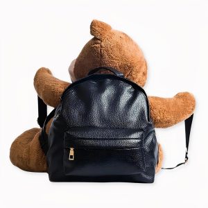 Mochila negra con osito de peluche